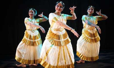 Mohiniyattam dancers